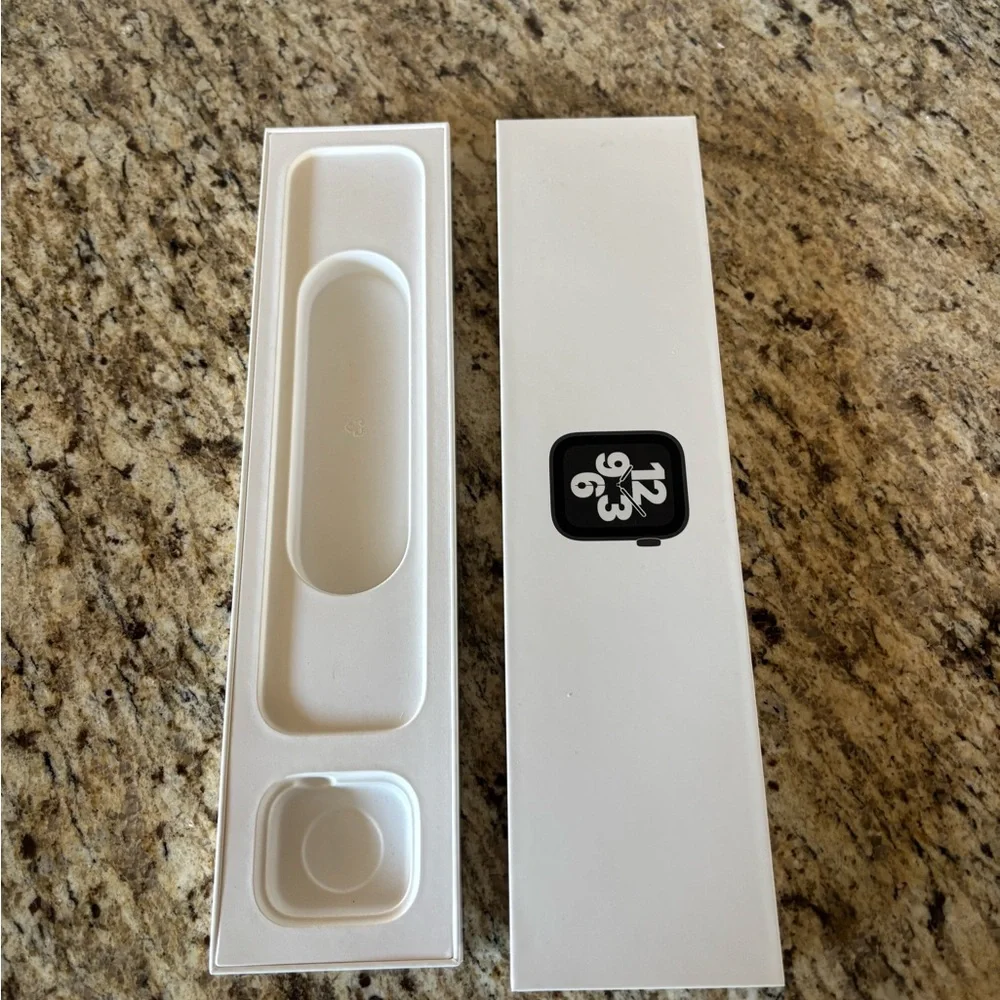 Apple Watch SE space gray aluminum case midnight sport brand